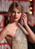 th_14066_Celebutopia-Taylor_Swift_arrives_at_the_2009_MTV_Video_Music_Awards-05_123_446lo.jpg