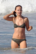 th_70563_59893_olivia_wilde_at_the_beach_in_los_angeles_1_1_122_476lo.jpg