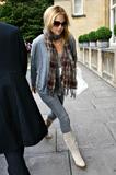 th_60141_Celebutopia-Kate_Hudson_out_and_about_in_London-03_122_477lo.jpg