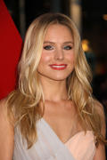 th_926132582_kristen_bell_hangover_2_premiere_09_122_477lo.jpg