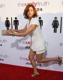 th_28798_Celebutopia-Kate_Walsh-The_Ugly_Truth_premiere_in_Hollywood-03_122_508lo.jpg