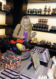 th_27948_KristenBell_shops_at_Henri_Bendel_63_122_527lo.jpg