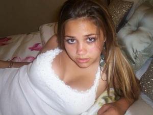 Hermosa latina posando +18 (soft)