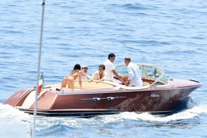 Emily-Ratajkowski-Wearing-Swimsuits-on-a-Boat-in-Positano%2C-Italy-6_23_17-z6d45mweyg.jpg