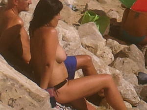 donna sulla spiaggia facendo topless 2013-23e7igonyn.jpg