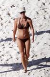 http://img179.imagevenue.com/loc337/th_51143_Britney_Spears_2009-05-19_-_on_the_beach_in_the_Carribbean_8149_122_337lo.jpg
