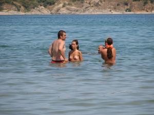 Voyeur-Bulgarian-Beach-Girls-z1pwumpa43.jpg