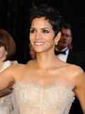 http://img179.imagevenue.com/loc464/th_61764_celebrity_paradise.com_TheElder_HalleBerry13_122_464lo.jpg