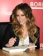 http://img179.imagevenue.com/loc545/th_17055_Hilary_Duff_signs_copies_of_her_new_book148_122_545lo.jpg