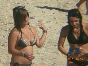Spying Women On The Beach-f1mklaunp6.jpg