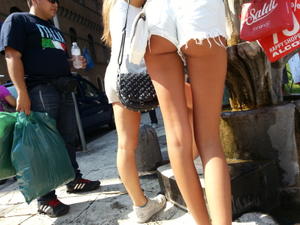Italian Girls On The Streeta1l6vh1kxo.jpg