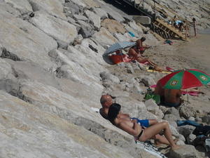 donna sulla spiaggia facendo topless 2013g3e7igizrf.jpg